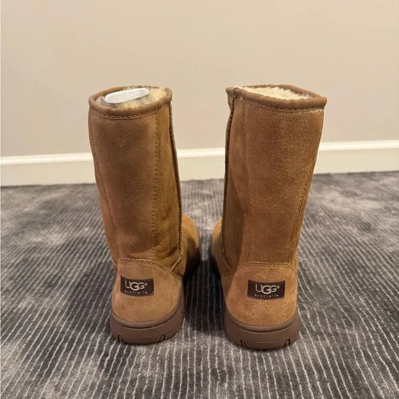 UGG unisex Chestnut Sheepskin Boots - Picture 7 of 10